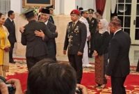 Menko Marves menangis saat pelantikan menantunya sebagai KSAD baru. (foto: suara.com)