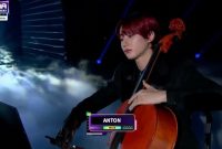 Anton RIIZE tampil memukau bermain Cello di MAMA Awards 2023. (foto: tangkap layar MAMA Awards)