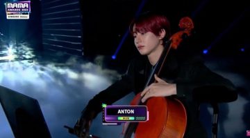 Anton RIIZE tampil memukau bermain Cello di MAMA Awards 2023. (foto: tangkap layar MAMA Awards)