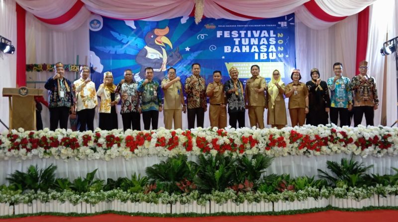 Asisten II Setda Barsel, Rahmat Nuryadin (tengah kanan) didampingi Plt. Kepala Disdik, Syahdani (tengah kiri) saat berfoto bersama usai membuka acara FTBI 2023, di Buntok, Selasa (14/11/2023). Alifansyah/1tulah.com

