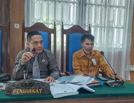 Didi Rosell, mantan Kades Linon Besi II yang diberhentikan didampingi kuasa hukumnya, Rusdi Agus Sutanto SH saat mengikuti persidangan di PTUN palangka Raya.Foto.Didi/1tulah.com