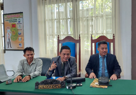 Didi Rosell, mantan Kades Linon Besi II yang diberhentikan didampingi kuasa hukumnya, Rusli SH saat mengikuti persidangan di PTUN palangka Raya.Foto.Didi/1tulah.com