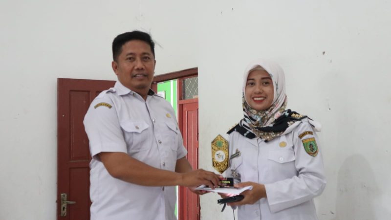 Manat Simanjuntak, Kepala Disporaparbud Kabupaten Barsel saat menyerahkan piala juara umum kepada Camat Dusel Evy Kushumawardi, bertempat di Aula Kantor Disporaparbud setempat, Rabu (8/11/2023).
Foto. Alifansyah/1tulah.com
