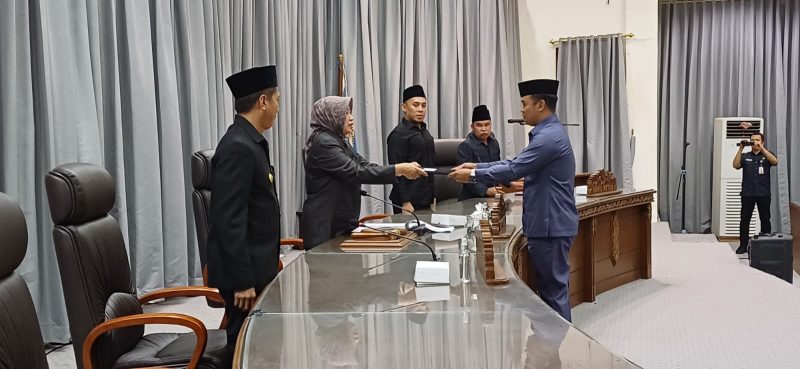 Fraksi Demokrat DPRD Barito Utara  menyampaikan pemandangan umum dalam rapat paripurna yang dihadiri oleh Pj Bupati Barut Drs Muhlis  di ruang Rapat DPRD Muara Teweh, Senin (6/11/2023). Foto:Delia/1tulah.com