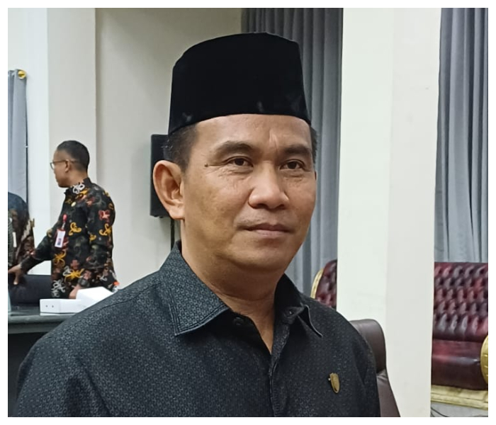 Juru bicara Fraksi gabungan ARKS meminta pungutan pajak dan retribusi diawasi, meminimalisir kebocoran PAD, Jumat (24/11/2023).Foto.Delia/1tulah.com