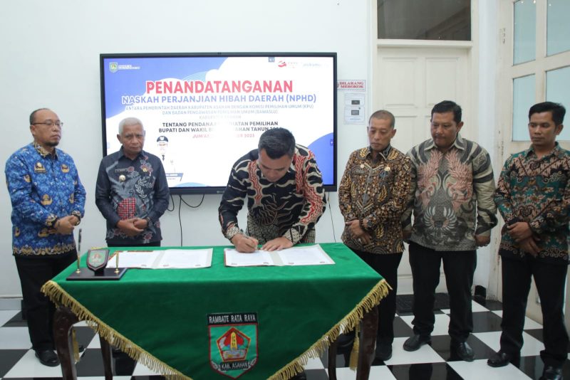 Pemerintah Daerah Kabupaten Asahan bersama KPU Kabupaten Asahan melakukan penandatanganan Naskah Perjanjian Hibah Daerah (NPHD) tentang pendanaan kegiatan Pemilu Bupati dan Wakil Bupati Asahan Tahun 2024 di Aula Mawar Kantor Bupati Asahan, Jumat (24/11/2023).Foto.Irwan/1tulah.com