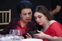 Celine Evangelista tampak akrab dengan istri Jaksa Agung ST Burhanuddin, Sruning Burhanuddin. [Instagram]

