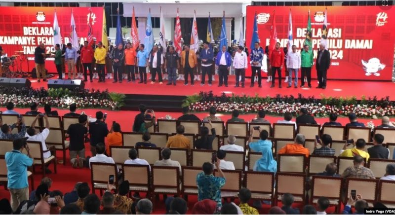 18 perwakilan partai politik juga ikut menandatangani Deklarasi Damai Kampanye Pemilu 2024 di Komisi Pemilihan Umum (KPU) pada Senin (27/11) di Jakarta. (VOA/Indra Yoga)