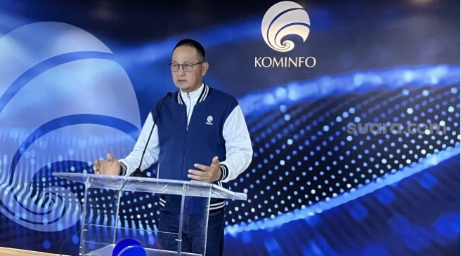 Dirjen Aptika Kementerian Kominfo Semuel Abrijani Pangerapan saat konferensi pers soal revisi UU ITE di Kantor Kominfo, Jakarta Pusat, Kamis (23/11/2023). [Suara.com/Dicky Prastya]