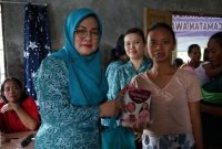 Ketua TP PKK Bartim, Melly Novita memberikan makanan tambahan kepada anak-anak masyarakat di Kecamatan Awang dalam rangka percepatan penurunan stunting. Foto: 1tulah.com/zakirin