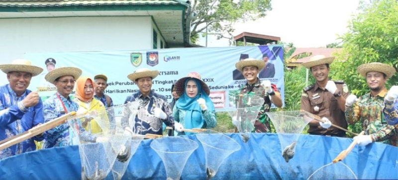 Pj Bupati Drs Muhlis saat panen bersama ikan di Desa Trahean Kecamatan Teweh Selatan, Kamis (23/11/2023). Foto:Delia/1tulah.com
