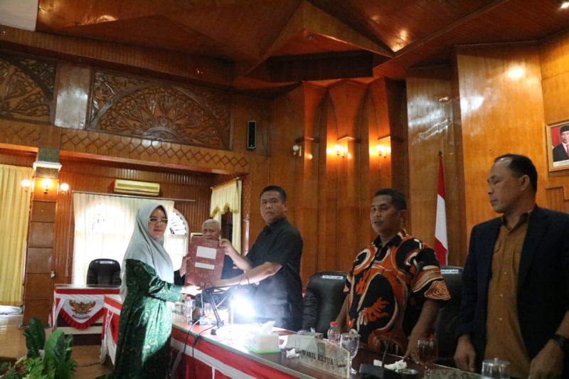 Rapat Paripurna penyampaian laporan hasil pembahasan rancangan peraturan daerah tentang RAPBD Kabupaten Asahan tahun anggaran 2024 oleh Badan Anggaran DPRD Kabupaten Asahan, Jumat (24/11/2023).
Foto.Irwan/1tulah.com

