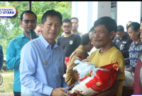 Pj Bupati Barito Utara, Drs Muhlis didampingi Plt Sekda, Jufriansyah saat menyerahkan paket sembako ke warga dalam acara operasi pasar murah, Kamis (16/11/2023).foto.humas kominfo/1tulah.com