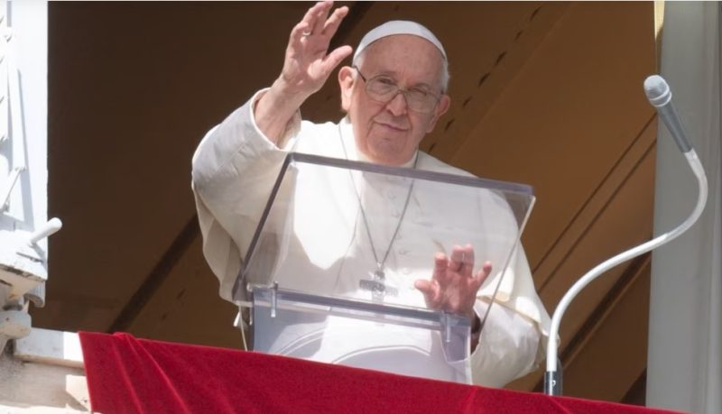 Paus Fransiskus memimpin doa dari jendelanya, di Vatikan, Minggu 5 November 2023.
