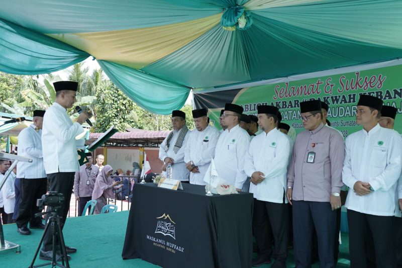 Ketua Ikatan Persaudaraan Haji Indonesia (IPHI) Provinsi Sumatera Utara (Provsu) Musa Rajekshah melantik Pengurus IPHI Kabupaten Asahan Masa Bakti 2023-2028 di Pondok Pesantren Yayasan Pendidikam Qur'an (YPQ) Kisaran Jalan Jahe Kelurahan Sentang Kecamatan Kota Kisaran Timur, Senin (27/11/2023).Foto.Irwan/1tulah.com