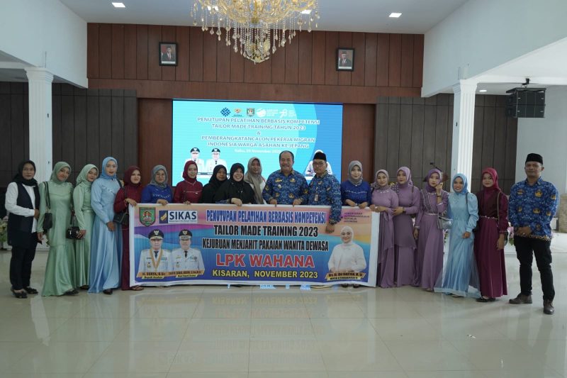 Wakil Bupati Asahan Taufik Zainal Abidin, S.Sos, M.Si secara resmi menutup pelatihan berbasis kompetensi Tailor Made Training dan pelepasan Pemberangkatan Calon Pekerja Migran Indonesia warga Asahan Ke Jepang bertempat di Aula Rumah Dinas Bupati Asahan, Jumat (29/11/2023).Foto.Irwan/1tulah.com