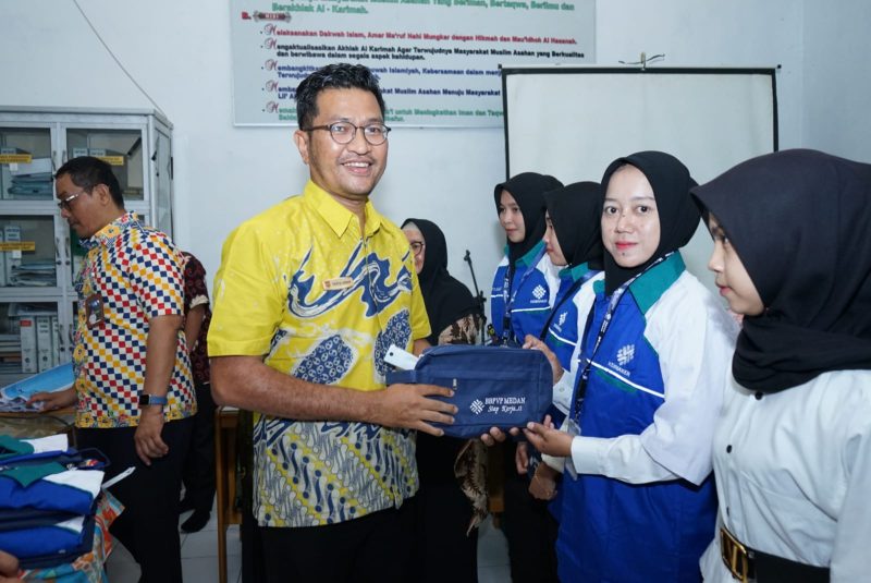 Bupati Asahan H. Surya BSc yang diwakili oleh Kepala Dinas Ketenagakerjaan Kabupaten Asahan Dra. Meilina Siregar MSi membuka pelatihan Tailor Made Training sebanyak 09 paket Pemerintah Kabupaten Asahan di Aula Majelis Ulama Indonesia (MUI), Kamis (09/11/2023).Foto.Irwan/1tulah.com