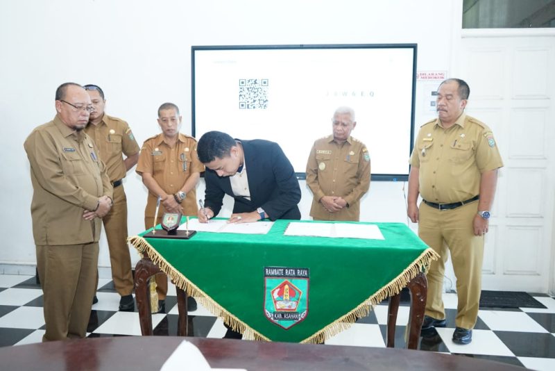Penandatanganan Naskah Perjanjian Hibah Daerah (NPHD) tentang pendanaan kegiatan Pemilu Bupati dan Wakil Bupati Asahan Tahun 2024 di Aula Mawar Kantor Bupati Asahan, Senin (27/11/2023).Foto.irwan/1tulah.com