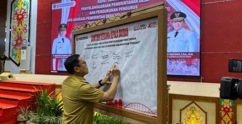 Pj Bupati Bartim Indra Gunawan saat penandatanganan komitmen bersama Kepala Daerah dalam rangka percepatan penyelesaian penetapan dan penegasan batas desa di Kalteng, Senin (13/11/2023).
Foto : 1tulah.com/zakirin
