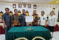 Ketua DPRD Barim (Baju Biru Tengah) Pj Bupati Batim ( Baju Batik Tengah). Foto : 1tulah.com/zakirin