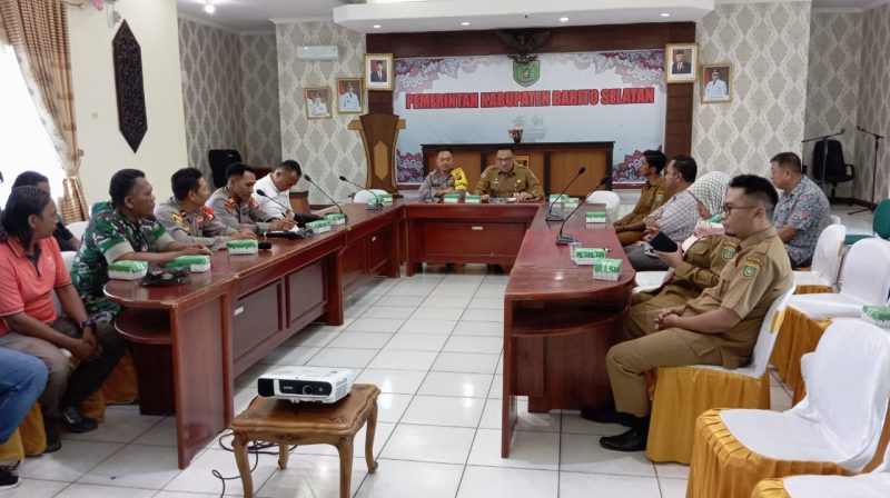 Eddy Purwanto, Sekda Barsel (tengah) didampingi Waka Polres bersama Forkopimcam saat memimpin rapat mediasi terkait permasalahan sengketa lahan milik warga Desa Tanjung Jawa yang diduga diserobot PT. TRIOP, bertempat di Kantor Bupati, Selasa (21/11/2013). 
Foto. Alifansyah/1tulah.com
