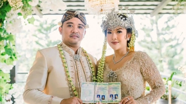 Potret pernikahan Roby Satria alias Robby Geisha dan Hanifa Hanna. Sumber foto : suara.com 