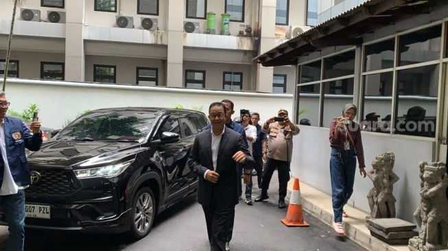 Capres nomor urut 1 Anies Baswedan saat berkunjung ke kantor PWI, Jakarta. (Suara.com/Yaumal) 