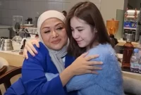 Momen Betharia Sonata pelukan dengan Rinoa Aurora yang pilih berdamai dengan Leon Dozan. (YouTube) 