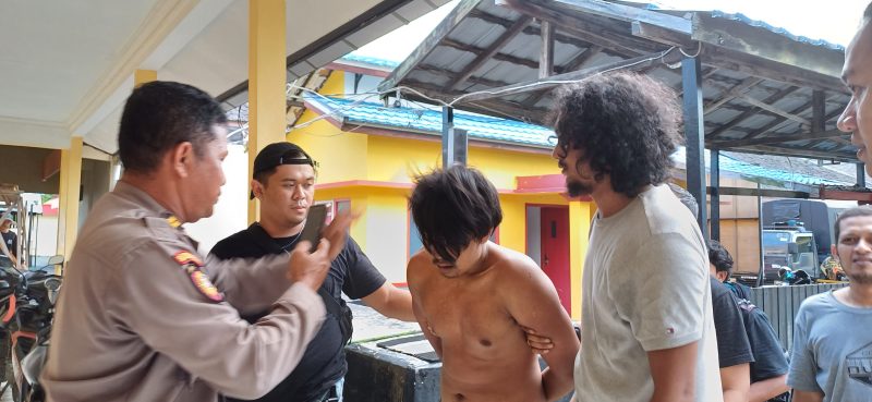 Pelaku H(26) saat tiba di Mapolres Barito Utara, Kamis(21/12/2023). Foto. Deni/1tulah.com