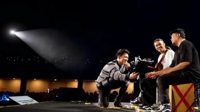 Ariel bersama personel NOAH. Sumber foto : suara.com