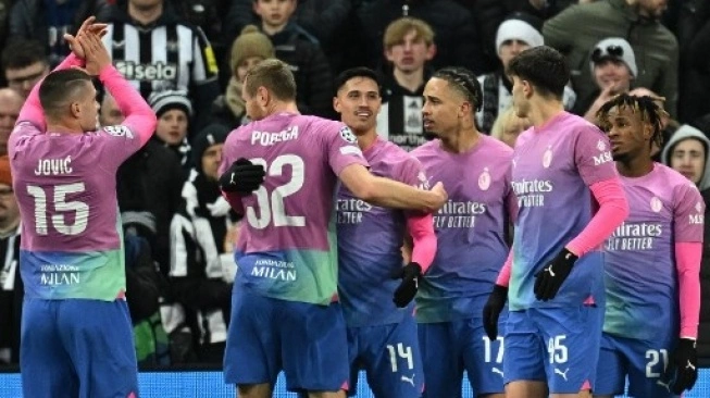 Para pemain AC Milan melakukan selebrasi usai memenangkan pertandingan sepak bola Grup F Liga Champions UEFA melawan Newcastle United 2-1 di St James' Park di Newcastle-upon-Tyne, Inggris. Sumber foto : suara.com