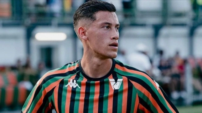 Jay Idzes saat membela klubnya, Venezia. Sumber foto : suara.com