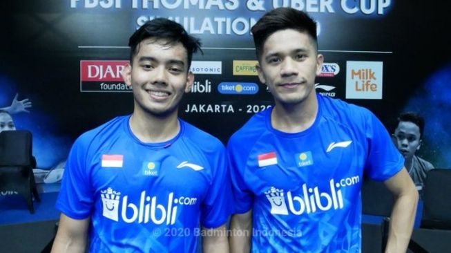 Pramudya Kusumawardana berikan pesan perpisahan untuk Yeremia Rambitan. (foto: Dok. PBSI)