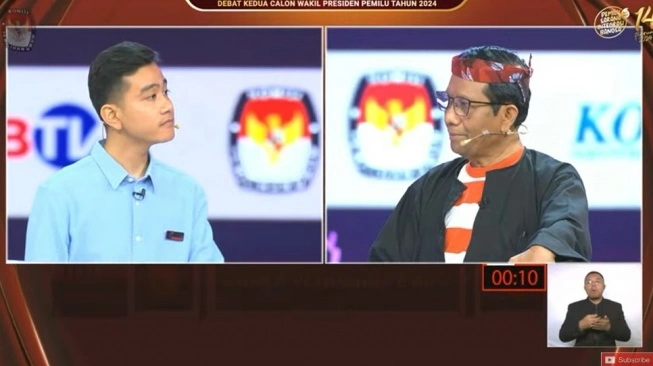 Gibran Rakabuming Raka dan Mahfud MD saat menyampaikan visi-misi dan program kerja dalam debat cawapres di Hall Jakarta Convention Center (JCC), Senayan, Jakarta, Jumat (22/12/2023). Sumber foto : suara.com