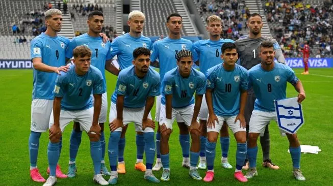 Para pemain Israel berpose sebelum dimulainya pertandingan sepak bola Grup C Piala Dunia U-20 2023 antara Israel vs Kolombia di stadion Diego Armando Maradona di La Plata, Argentina. Sumber foto : suara.com