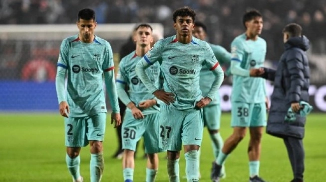 Reaksi para pemain Barcelona usai kalah di penghujung pertandingan sepak bola Grup H Liga Champions UEFA saat melawan Royal Antwerp FC di Bosuilstadion di Antwer. Sumber foto : suara.com