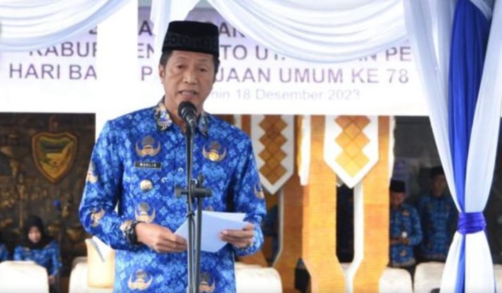 Pemerintah Kabupaten (Pemkab) Barito Utara melaksanakan Apel Gabungan rutin setiap pertengahan bulan yang dirangkai dirangkai pula dengan peringatan Hari Bhakti PUPR ke-78 Tahun 2023, Senin (18/12/2023). Foto:Delia/1tulah.com