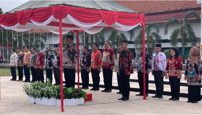 Maskur, SH,. MH, Plh. Bupati Barsel (di atas mimbar) saat memimpin apel gabungan akhir tahun 2023 yang dihadiri seluruh ASN di lingkup Pemkab Barsel, bertempat dihalaman kantor Bupati setempat, Jumat (29/12/2023). Foto. Alifansyah/1tulah.com