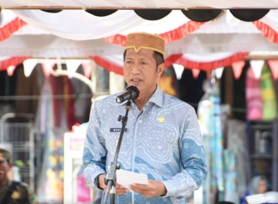 Pj.Bupati Barito Utara, Drs.Muhlis saat memimpin upacara di halaman kantor Pemkab Bareut.Foto:Delia/1tulah.com