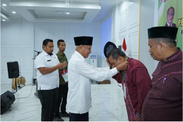 Bupati Asahan H. Surya BSc melantik pengurus Badan Wakaf Indonesia (BWI) Kabupaten Asahan Periode 2023-2026 sekaligus membuka secara resmi Workshop BWI di Hotel Antariksa, Rabu (20/12/2023).Foto Irwan/1tulah.com