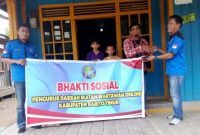 Pengelola Panti Asuhan Rumah Kasih, Eldad Lanelo  (Baju Merah) saat menerima bantuan dari IWO Bartim, Rabu (28/12/2023). 
Foto : 1tulah.com/zakirin
