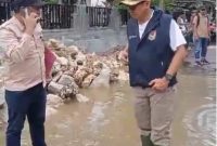 Pj Bupati Bartim Indra Gunawan (Rompi Biru) saat ke desa Haringen yang terdampak banjir. Foto: 1tulah.com/zakirin