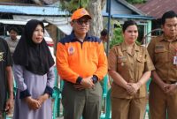 Pj Bupati Bartim Indra Gunawan (Baju Oranye) Camat Dustim Nina Marissa (dua dari kanan) saat mengunjungi dan menyerahkan bantuan untuk warga Magantis yang terdampak banjir. Foto : 1tulah.com/zakirin