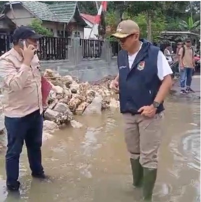 Pj Bupati Bartim Indra Gunawan (Rompi Biru) saat ke desa Haringen yang terdampak banjir. Foto: 1tulah.com/zakirin