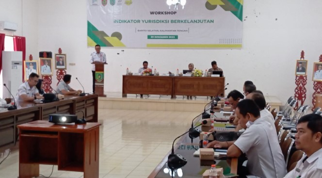 Sekda Barsel, Eddy Purwanto (di atas mimbar) saat berpidato pada acara pembukaan workshop IYB Kabupaten Barsel tahun 2023, bertempat di Aula Kantor Bappeda, Rabu (20/12/2023). 
Foto. Alifansyah/1tulah.com
