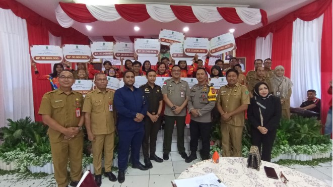Sekda Barsel, Eddy Purwanto (tengah) didampingi Ketua Koni, Kepala Disporaparbud dan sejumlah Kepala OPD serta unsur Forkopimda saat berfoto bersama para atlet yang menerima bonus, di Buntok, Selasa (12/12/2023). Foto. Alifansyah/1tulah.com