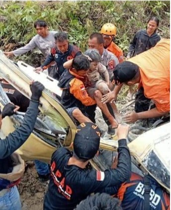 Tim Gabungan saat mengevakuasi korban kecelakaan tunggal di ruas antara Muara Teweh dan Puruk Cahu, Minggu (31/12/2023). Foto:Istimewa

