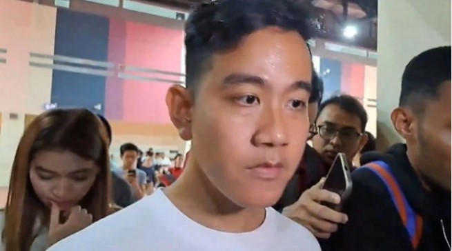 Selvi Ananda tertunduk saat suaminya Gibran Rakabuming Raka menjelaskan tentang kontroversi asam sulfat ke wartawan di Jakarta, Senin (4/12/2023). [Suara.com/Novian Ardiansyah]