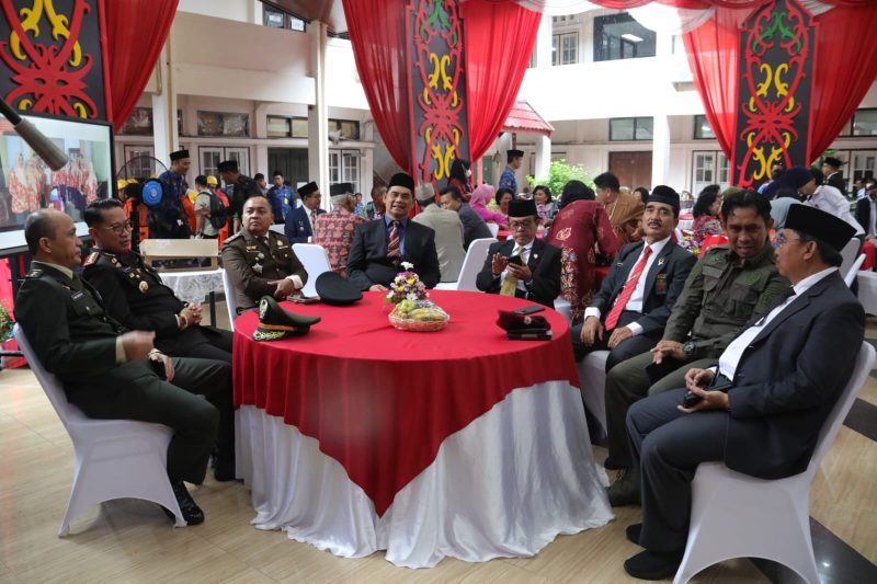Wakil Ketua I DPRD Kalteng, Abdul Razak (empat dari kanan) ketika menghadiri peringatan hari bakti PUPR ke 78 di halaman Dinas PUPR Kalteng, Senin (4/12/2023).Foto:Istimewa