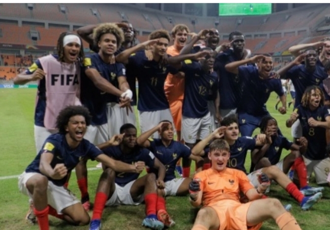 Para pemain Timnas Prancis U-17 berselebrasi bersama usai berhasil memenangkan babak adu penalti melawan Timnas Senegal U-17 pada pertandingan babak 16 besar Piala Dunia U-17 2023 di Jakarta International Stadium (JIS), Jakarta, Rabu (22/11/2023). [Suara.com/Alfian Winanto]